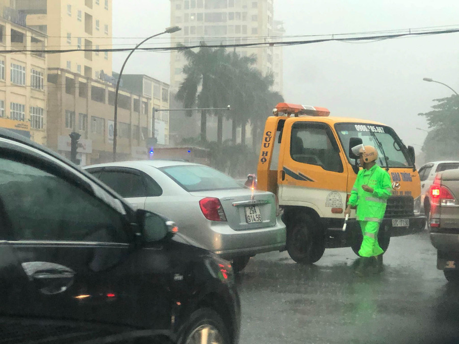 Cảnh sát giao thông túc trực ở các tuyến phố để phân luồng giao thông