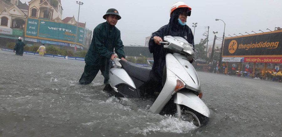 Lực lượng dân quân hỗ trợ người dân đẩy xe bị chết máy tại khu vực vòng xuyến Lê Hồng Phong, Nguyễn Thị Minh Khai