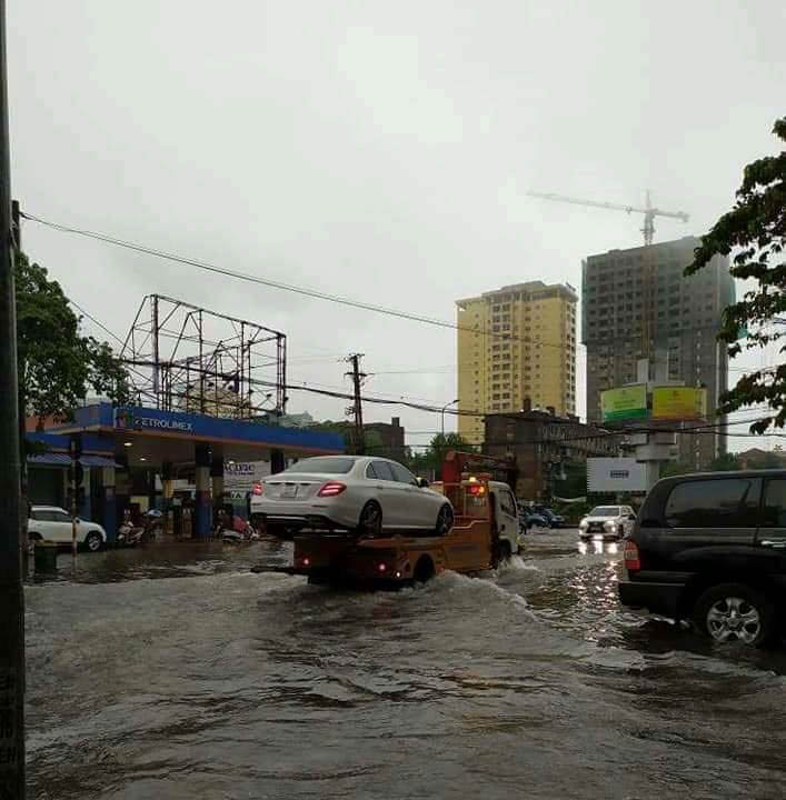 Xe cứu hộ cẩu ô tô bị chết máy dọc đường