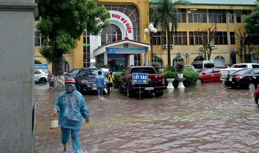 Bệnh viện Sản nhi Nghệ An nước ngập vào trong sân