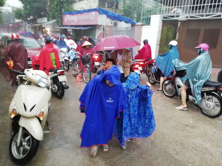 Ở một số nơi không bị ngập, học sinh đội mưa đến trường Ở một số nơi không bị ngập, học sinh đội mưa đến trường
