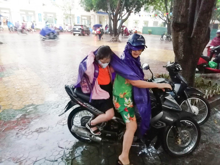 Một học sinh được mẹ chở đến tận khu vực lớp học Một học sinh được mẹ chở đến tận khu vực lớp học