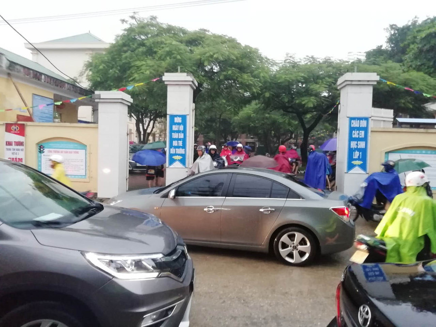 Trước cổng trường Tiểu học Trung Đô (TP Vinh, Nghệ An) tắc đường cục bộ Trước cổng trường Tiểu học Trung Đô (TP Vinh, Nghệ An) tắc đường cục bộ