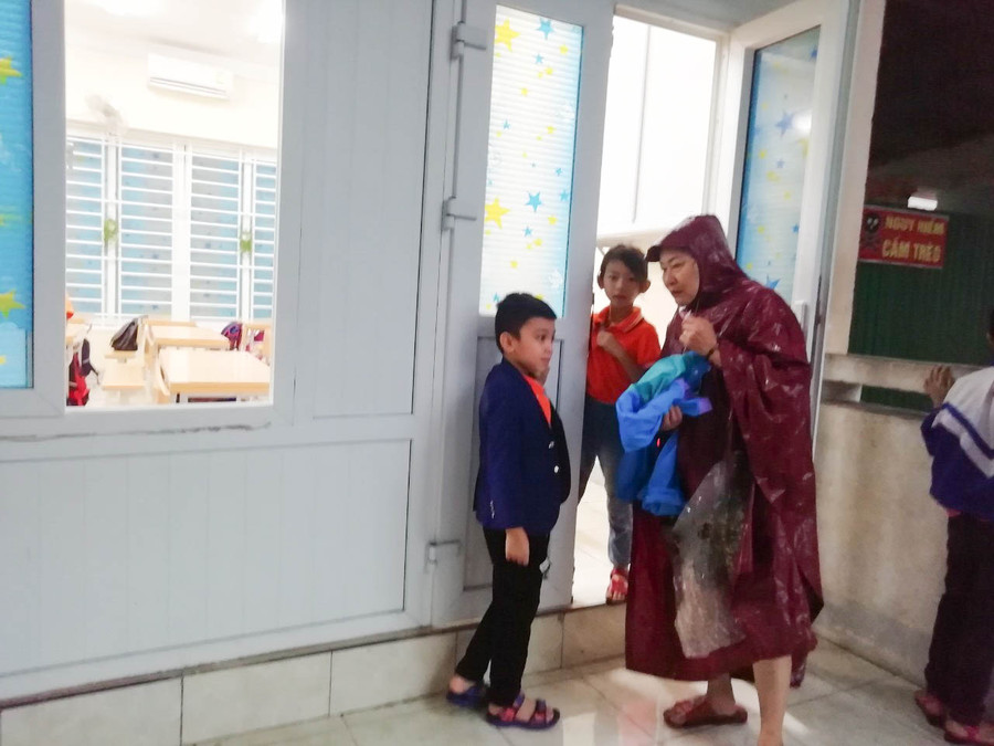 Bà đưa cháu đến cửa lớp và dặn dò cháu trước khi ra về Bà đưa cháu đến cửa lớp và dặn dò cháu trước khi ra về