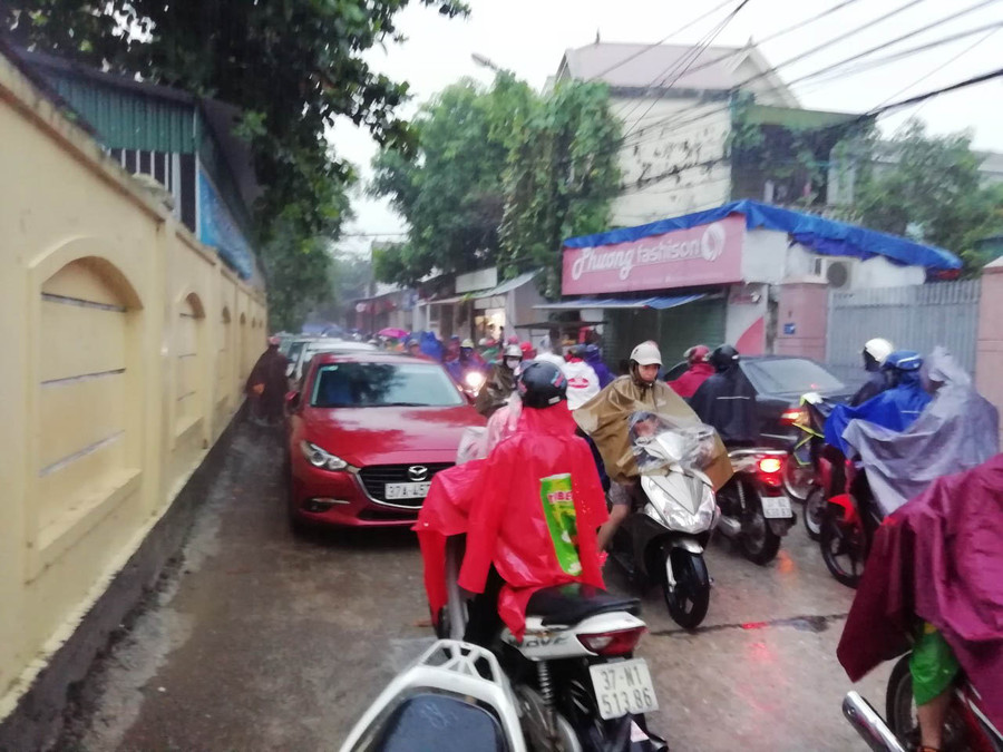 Nhiều đoạn đường bị tắc cục bộ do mưa Nhiều đoạn đường bị tắc cục bộ do mưa