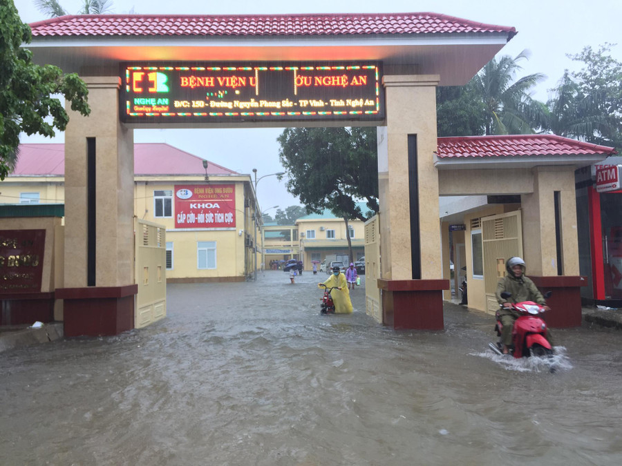 Bệnh viện Ung bướu Nghệ An cũng ngập sâu quá nửa bánh xe