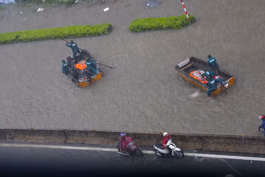 Hầu hết các tuyến đường lớn nhỏ ngập trong nước, TP Vinh (Nghệ An) phải huy động xuồng cứu trợ. Ảnh: Lê Thắng.