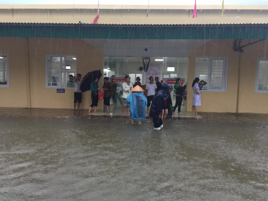 Nước ngập mấp mé sàn nhà khu vực đăng ký khám bệnh của Bệnh viện Ung bướu Nghệ An
