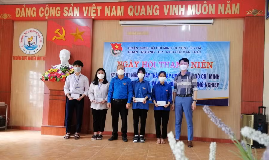 Trao quà hỗ trợ các học sinh 12 có hoàn cảnh khó khăn.