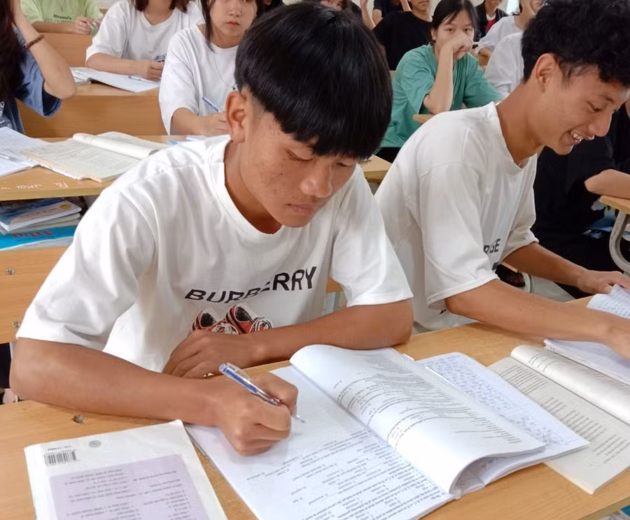 Học sinh trường THPT DTNT Ka Lăng ôn thi tốt nghiệp