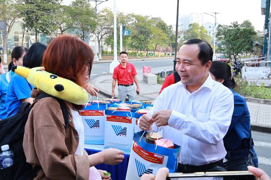 PGS.TS Vũ Hải Quân, Giám đốc Đại học Quốc gia TPHCM tặng quà cho sinh viên. Ảnh: VNU-HCM PGS.TS Vũ Hải Quân, Giám đốc Đại học Quốc gia TPHCM tặng quà cho sinh viên. Ảnh: VNU-HCM