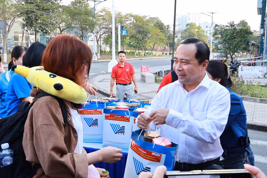 PGS.TS Vũ Hải Quân, Giám đốc Đại học Quốc gia TPHCM tặng quà cho sinh viên. Ảnh: VNU-HCM