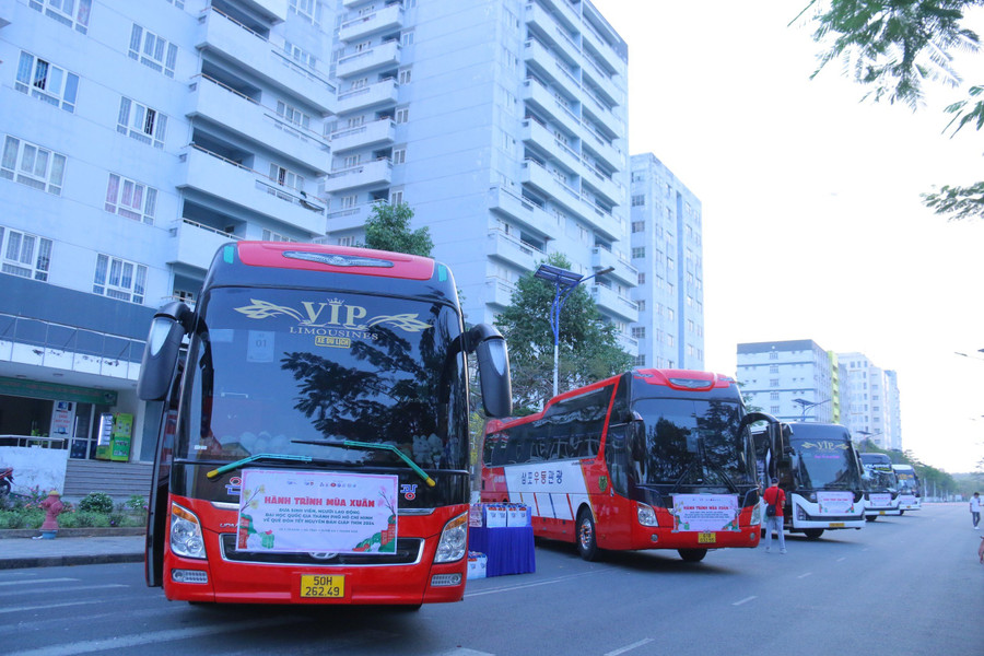 Các chuyến xe khởi hành đưa sinh viên về quê đón Tết. Ảnh: VNU-HCM Các chuyến xe khởi hành đưa sinh viên về quê đón Tết. Ảnh: VNU-HCM