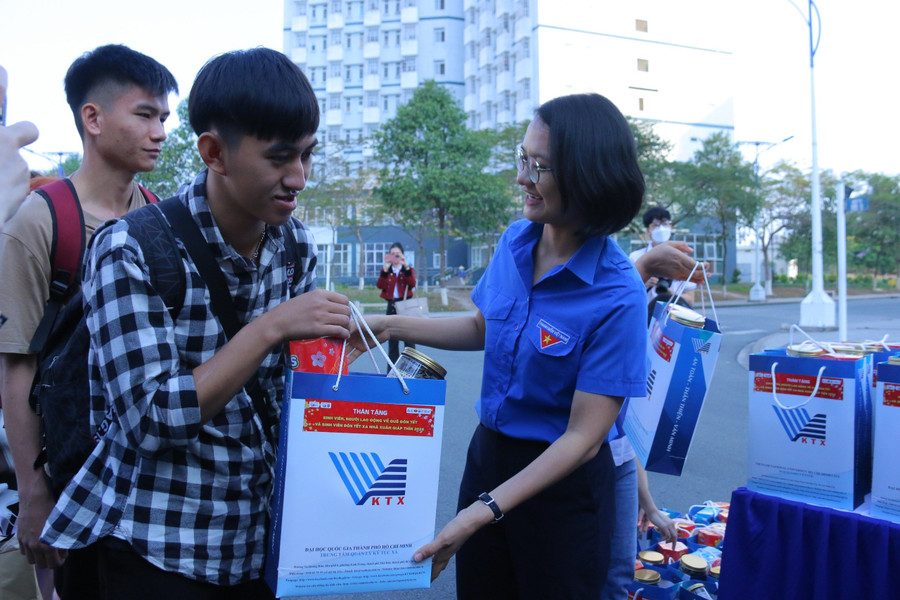 Bà Trần Thu Hà, Phó Bí thư Thành Đoàn TPHCM, Chủ tịch Hội Sinh viên Việt Nam TPHCM trao quà cho sinh viên trước khi lên xe. Ảnh: VNU-HCM Bà Trần Thu Hà, Phó Bí thư Thành Đoàn TPHCM, Chủ tịch Hội Sinh viên Việt Nam TPHCM trao quà cho sinh viên trước khi lên xe. Ảnh: VNU-HCM