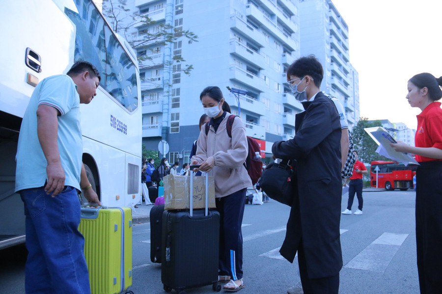Sinh viên cất hành lý, chuẩn bị cho chuyến "Hành trình mùa xuân". Ảnh: VNU-HCM Sinh viên cất hành lý, chuẩn bị cho chuyến "Hành trình mùa xuân". Ảnh: VNU-HCM