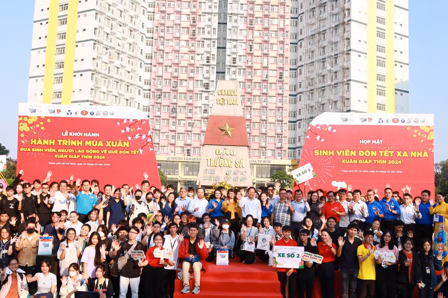 Sinh viên tham gia chương trình "Hành trình mùa xuân". Ảnh: VNU-HCM