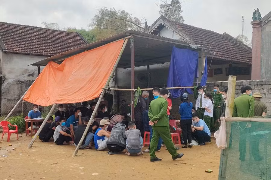 Hiện trường sới gà khi công an ập vào.