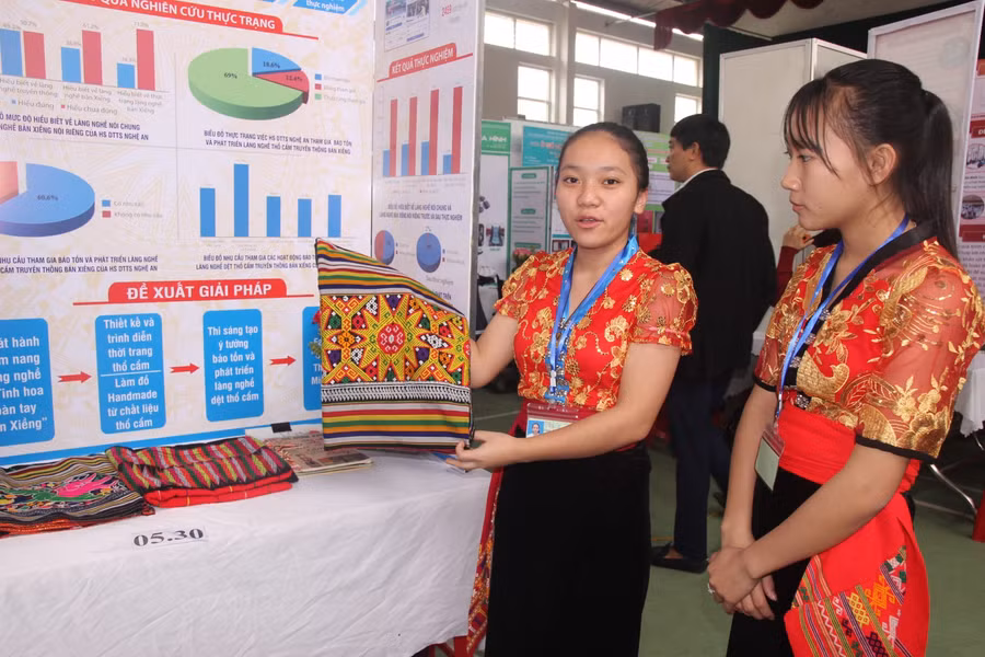 Học sinh giới thiệu ý nghĩa hoa văn trên trang phục truyền thống của phụ nữ dân tộc Thái.