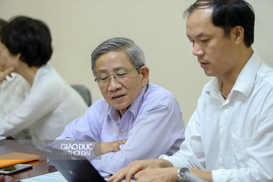 GS Nguyễn Minh Thuyết chia sẻ thông tin trong buổi GLTT