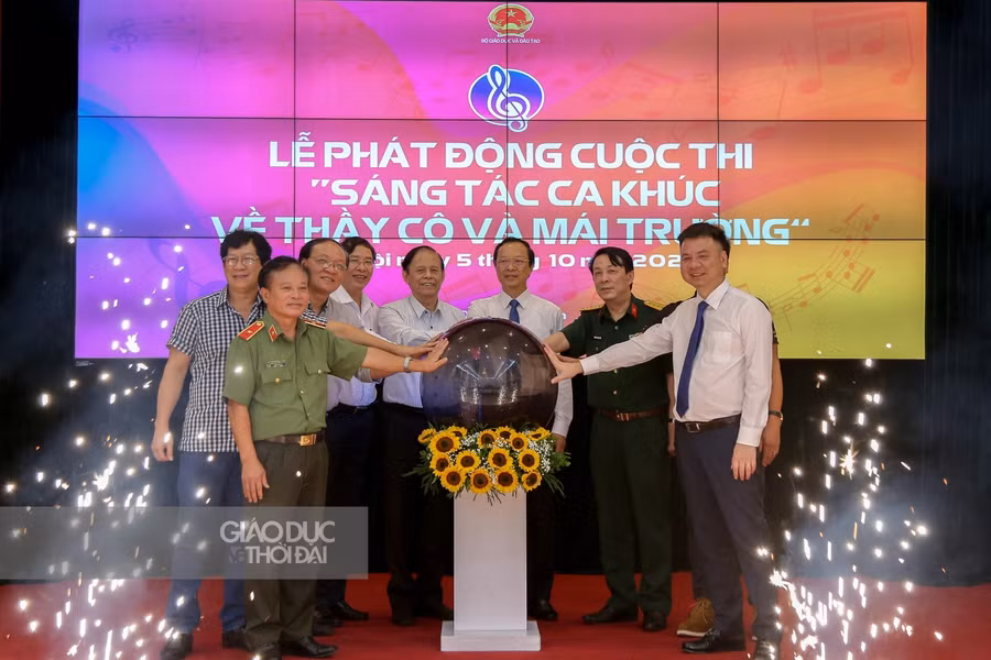 Các đại biểu thực hiện nghi thức phát động Cuộc thi. Ảnh: Thế Đại