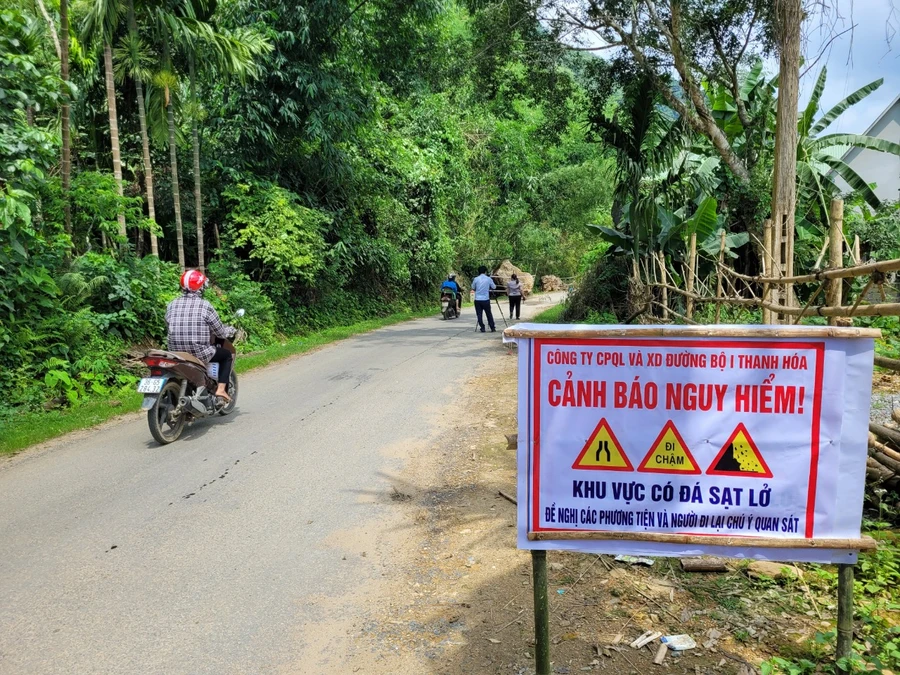 Biển cảnh báo nguy hiểm trên đoạn đường có đá sạt trượt được cơ quan chức năng dựng lên.