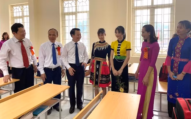 Ông Đỗ Đức Duy (áo trắng thứ 3 từ trái sang) - Bí thư Tỉnh ủy Yên Bái thăm và kiểm tra cơ sở vật chất trường học trước khai giảng năm học 2021-2022. Ảnh tư liệu