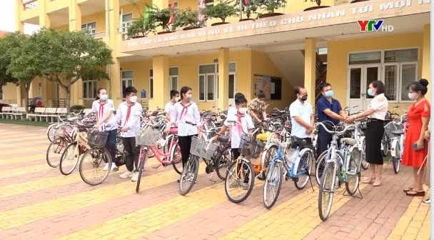 Trường THCS Quang Trung, TP Yên Bái trao tặng 72 xe đạp cho học sinh nghèo tại huyện Văn Yên