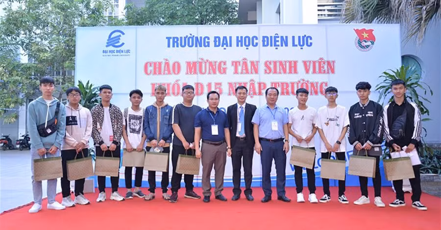 Trường Đại học Điện lực trao quà cho tân sinh viên nhập học đầu tiên (Ảnh tư liệu NTCC).