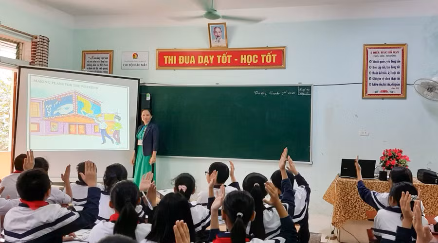 Giáo viên thực hiện phần thi thực hành