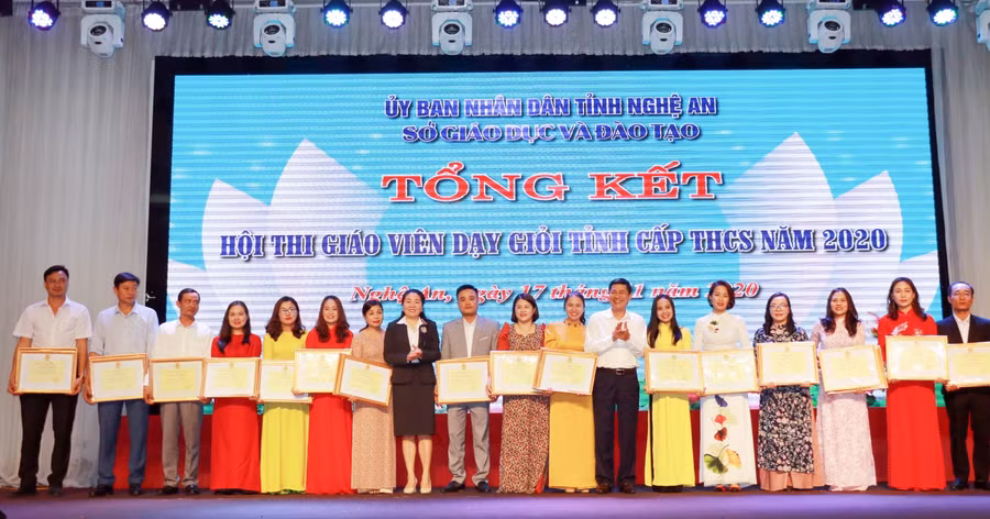 Sở GD&amp;ĐT Nghệ An, Liên đoàn lao động tỉnh Nghệ An khen thưởng các giáo viên đạt giải Nhất tại hội thi