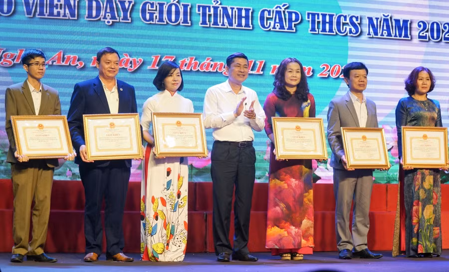 Khen thưởng cho các tập thể có thành tích xuất sắc tại hội thi