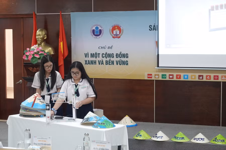 Các nhóm trình bày ý tưởng dự án tại vòng chung kết cuộc thi SSC. Ảnh: Mạnh Tùng