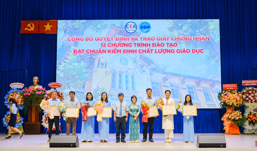 Trường Đại học Sài Gòn nhận giấy chứng nhận 12 chương trình đào tạo đạt chuẩn kiểm định chất lượng giáo dục. Ảnh: T.Hùng