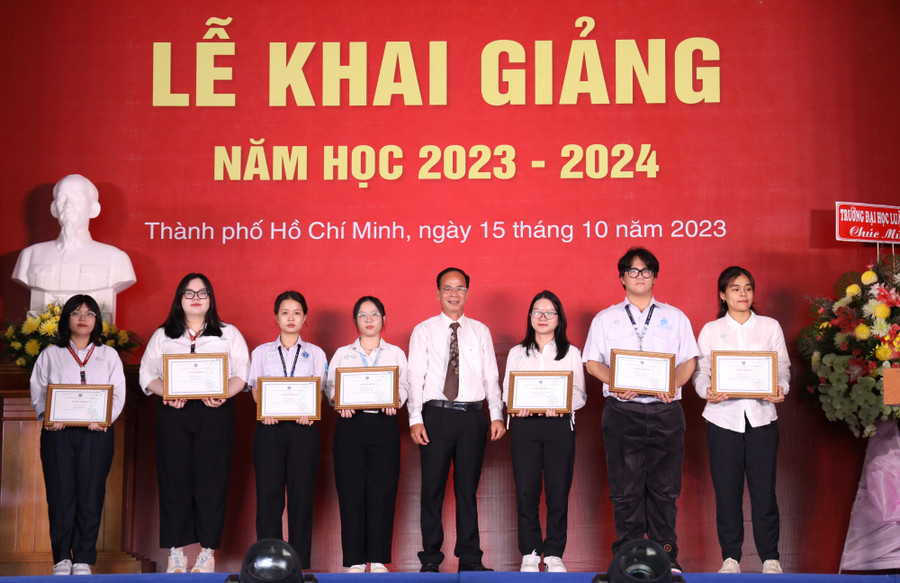 Nhà trường trao tặng 20 suất học bổng từ nguồn Quỹ Hỗ trợ sinh viên. Ảnh: HCMULAW