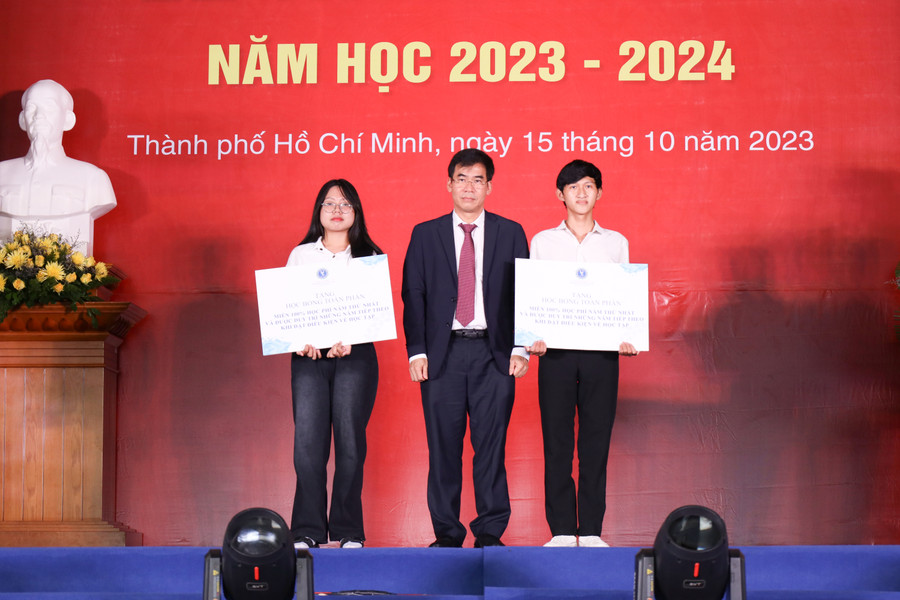 TS. Lê Trường Sơn, Hiệu trưởng Trường Đại học Luật TPHCM trao 2 suất học bổng toàn phần cho sinh viên. Ảnh: HCMULAW