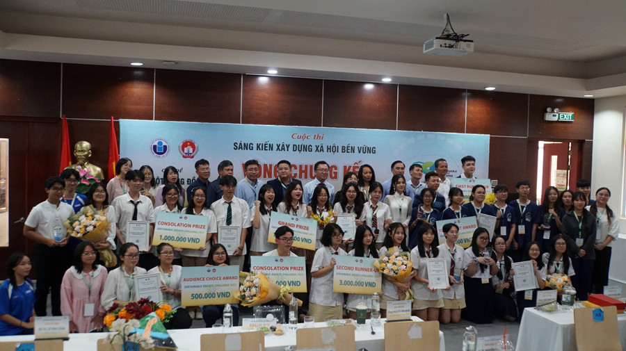 Các đội tham gia vòng chung kết chụp ảnh lưu niệm. Ảnh: Mạnh Tùng Các đội tham gia vòng chung kết chụp ảnh lưu niệm. Ảnh: Mạnh Tùng