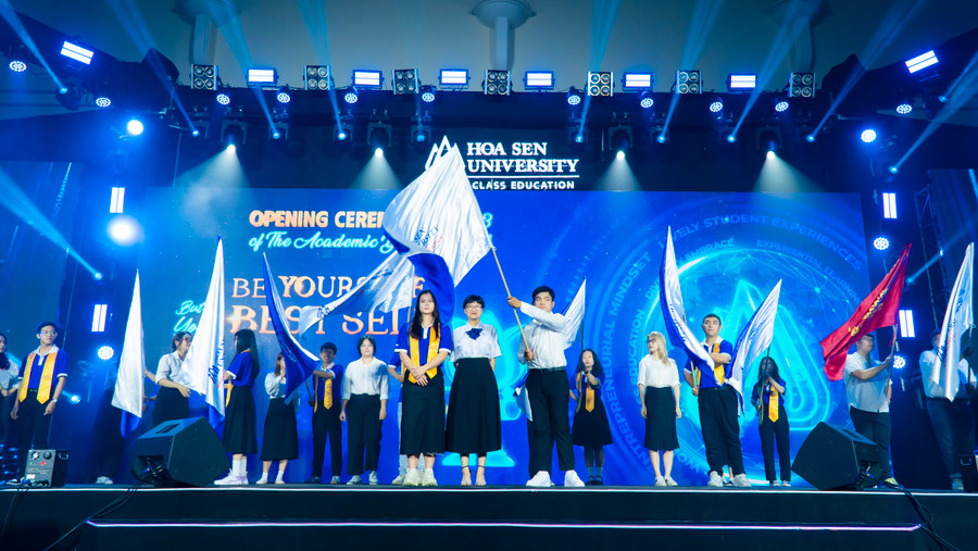 Nghi thức trao cờ truyền thống của sinh viên Trường Đại học Hoa Sen. Ảnh: HSU Nghi thức trao cờ truyền thống của sinh viên Trường Đại học Hoa Sen. Ảnh: HSU