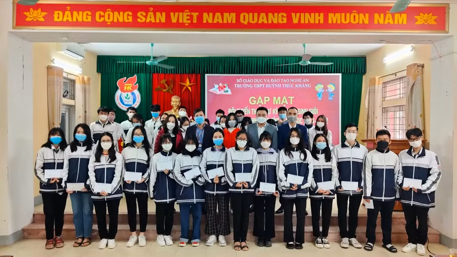 Trường THPT Huỳnh Thúc Kháng (TP Vinh, Nghệ An) gặp mặt học sinh trước khi tham dự kỳ thi chọn HSG và thi KHKT cấp tỉnh năm học 2021-2022.