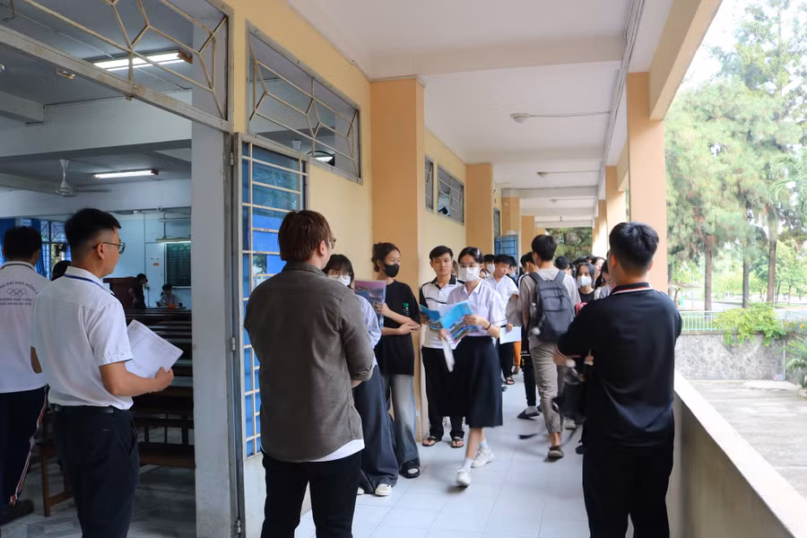 Thí sinh được gọi tên vào phòng thi. Điểm số tối đa của bài thi là 1.200. Ảnh: ĐHQG-HCM