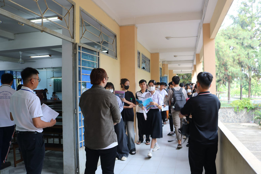 Thí sinh được gọi tên vào phòng thi. Điểm số tối đa của bài thi là 1.200. Ảnh: ĐHQG-HCM Thí sinh được gọi tên vào phòng thi. Điểm số tối đa của bài thi là 1.200. Ảnh: ĐHQG-HCM