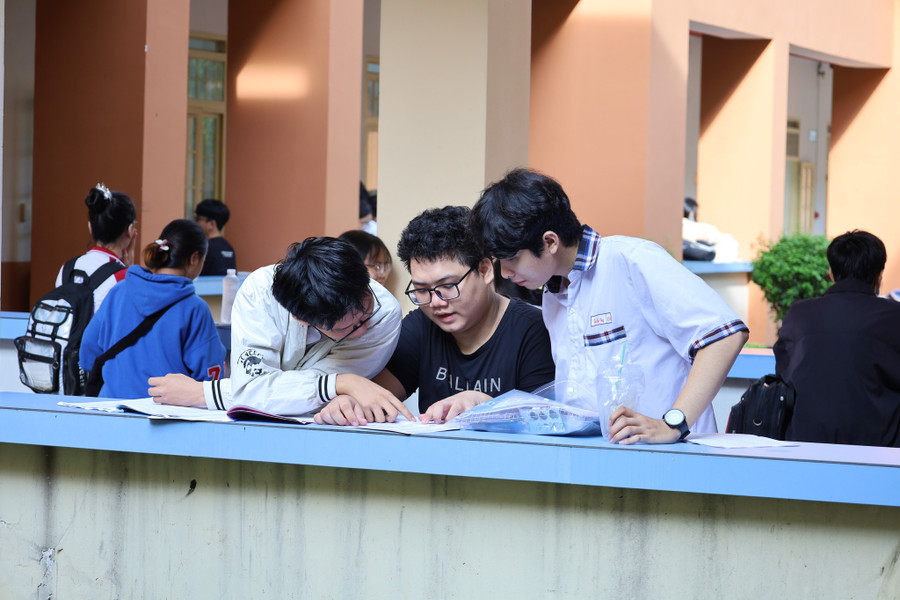 Bài thi chú trọng đánh giá khả năng suy luận và giải quyết vấn đề, không đánh giá khả năng học thuộc lòng của thí sinh. Ảnh: ĐHQG-HCM Bài thi chú trọng đánh giá khả năng suy luận và giải quyết vấn đề, không đánh giá khả năng học thuộc lòng của thí sinh. Ảnh: ĐHQG-HCM