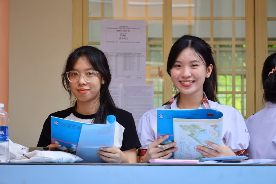 Nhiều thí sinh khác tỏ ra thoải mái trước kỳ thi đợt 2 bởi đã đủ điều kiện trúng tuyển vào một số trường đại học bằng các phương thức xét tuyển sớm. Trong ảnh là các thí sinh tranh thủ ôn bài trước giờ thi. Ảnh: ĐHQG-HCM