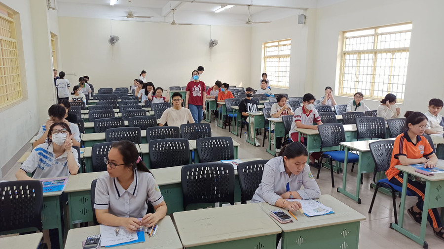 Các em ổn định chỗ ngồi trước giờ thi, điểm thi Trường Đại học Khoa học xã hội và Nhân văn (Đại học Quốc gia TPHCM) tại TP Thủ Đức. Ảnh: Mạnh Tùng Các em ổn định chỗ ngồi trước giờ thi, điểm thi Trường Đại học Khoa học xã hội và Nhân văn (Đại học Quốc gia TPHCM) tại TP Thủ Đức. Ảnh: Mạnh Tùng