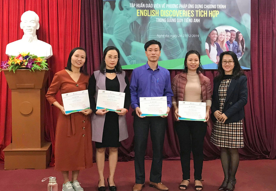 Giáo viên nhận chứng chỉ hoàn thành khóa tập huấn Giáo viên nhận chứng chỉ hoàn thành khóa tập huấn