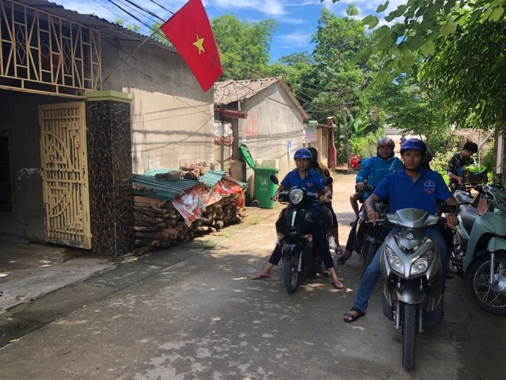 Với những thí sinh vùng sâu vùng xa được Đoàn xã đến nhà chở ra thị trấn, sau đó đội xe ôm của huyện đoàn sẽ đón và đưa các em tới điểm thi Với những thí sinh vùng sâu vùng xa được Đoàn xã đến nhà chở ra thị trấn, sau đó đội xe ôm của huyện đoàn sẽ đón và đưa các em tới điểm thi