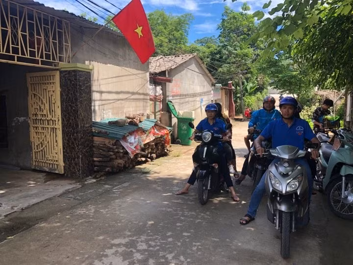 Với những thí sinh vùng sâu vùng xa được Đoàn xã đến nhà chở ra thị trấn, sau đó đội xe ôm của huyện đoàn sẽ đón và đưa các em tới điểm thi