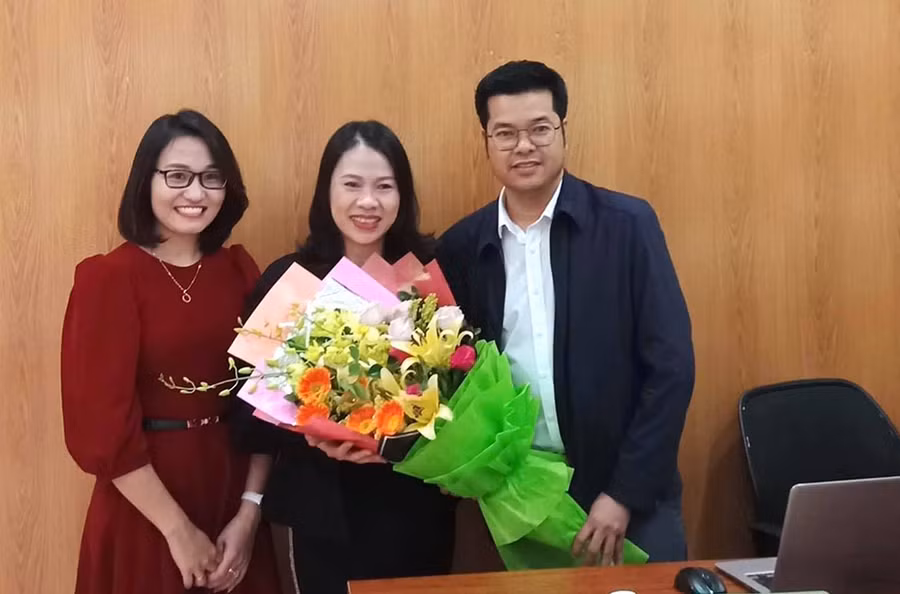 Văn phòng Bắc Trung Bộ (Báo GD&amp;TĐ) tặng hoa khách mời tại đầu cầu Hà Tĩnh