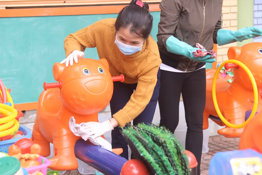 Công tác vệ sinh trường lớp, đồ chơi được thực hiện thường xuyên mỗi ngày