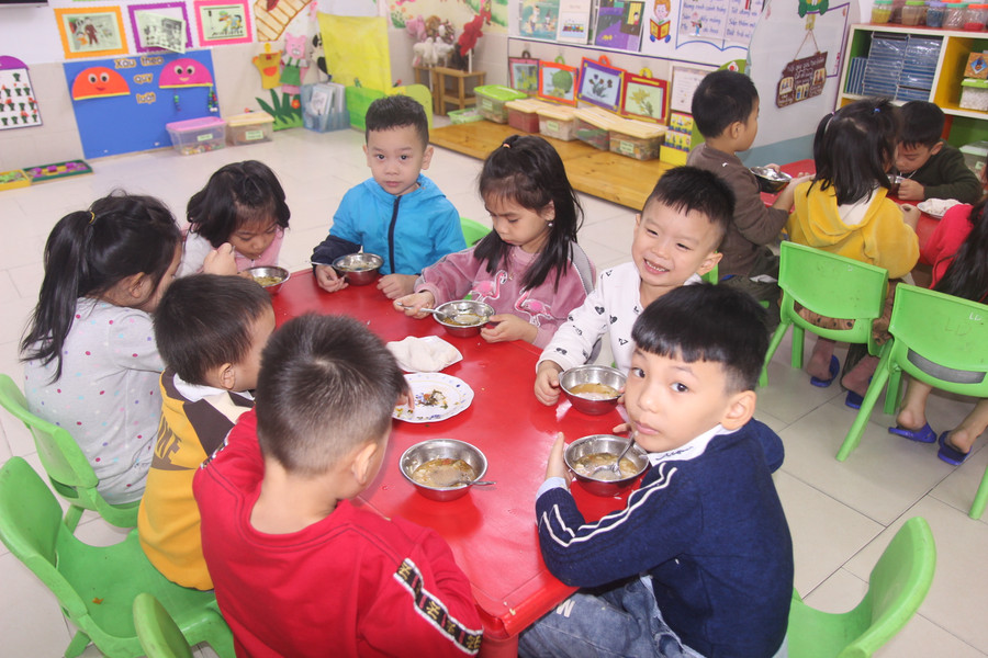 Ngoài bữa ăn trưa, trẻ còn có bữa phụ và sữa