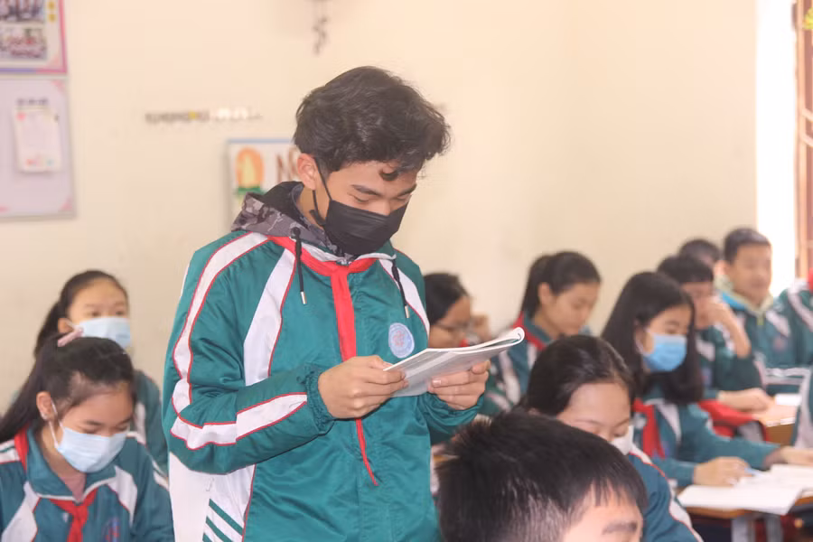 Bậc THCS học sinh đến lớp đầy đủ, các em được trang bị đầy đủ kiến thức bảo vệ bản thân phòng dịch bệnh lây qua đường hô hấp